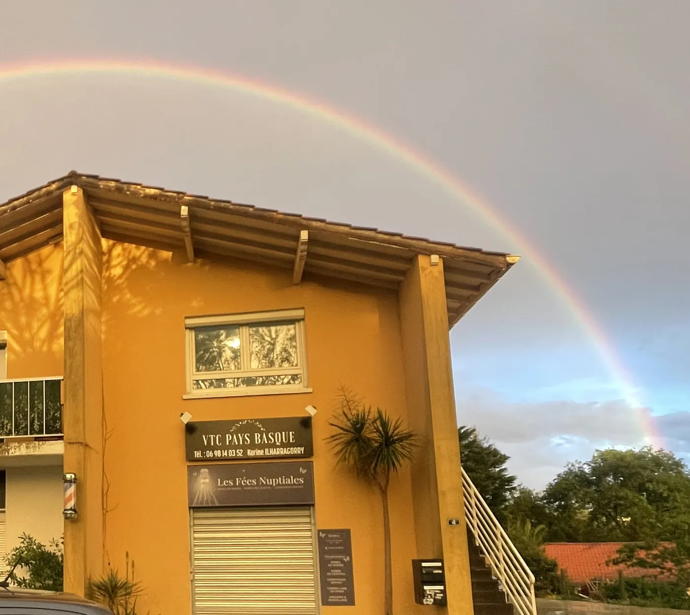La boutique Les Fées Nuptiales à Biarritz, sous un arc-en-ciel