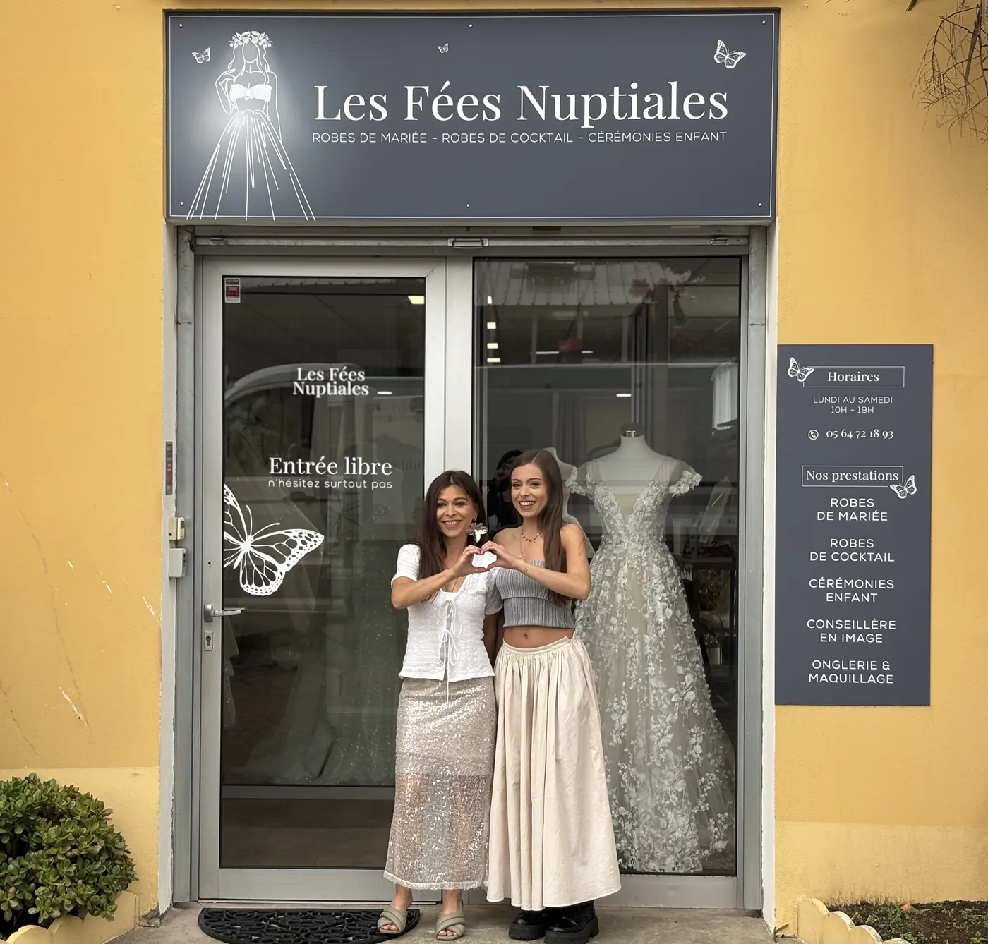 Séverine et Estelle devant la boutique Les Fées Nuptiales