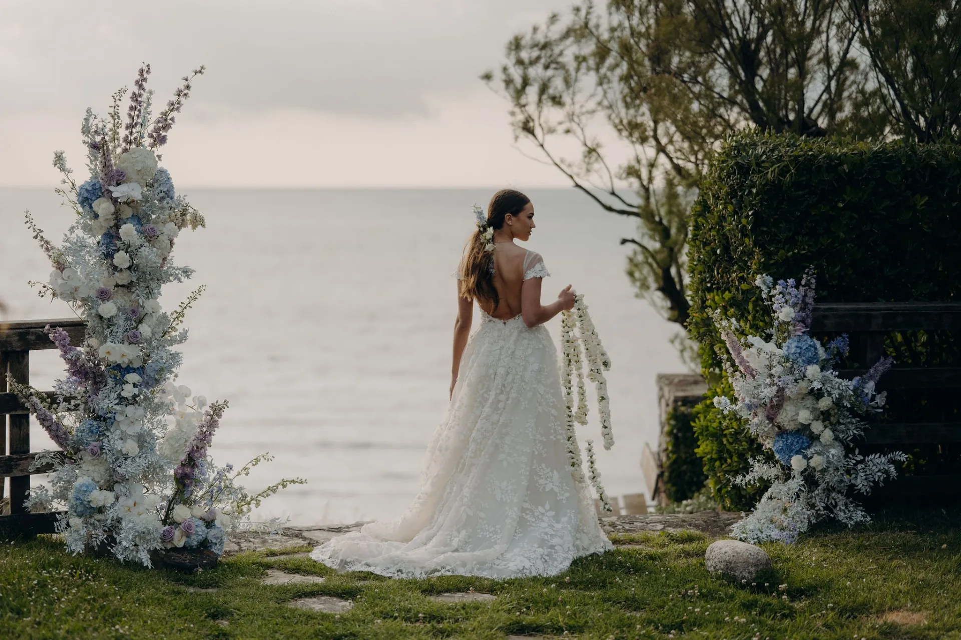 Robe de mariée au bord de l’océan, au milieu des fleurs