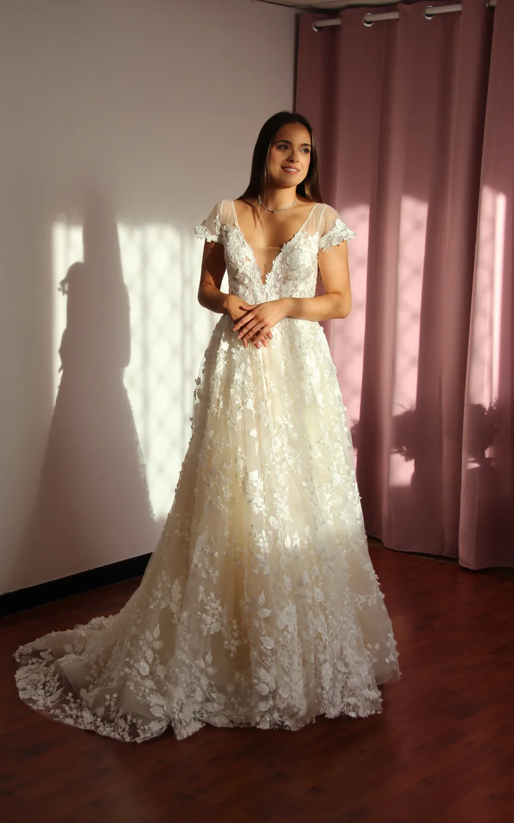 Robe de mariée bohème en dentelle dans le showroom